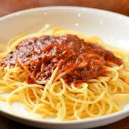 奇をてらわない、正統派のミートソース・スパゲティです。ミートソースは市販品を使わず自家製です。