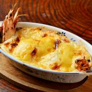 ソースは作り置きせず、注文が入ってから作ります。海老、ホタテ、イカ、ムール貝など具もぎっしり。