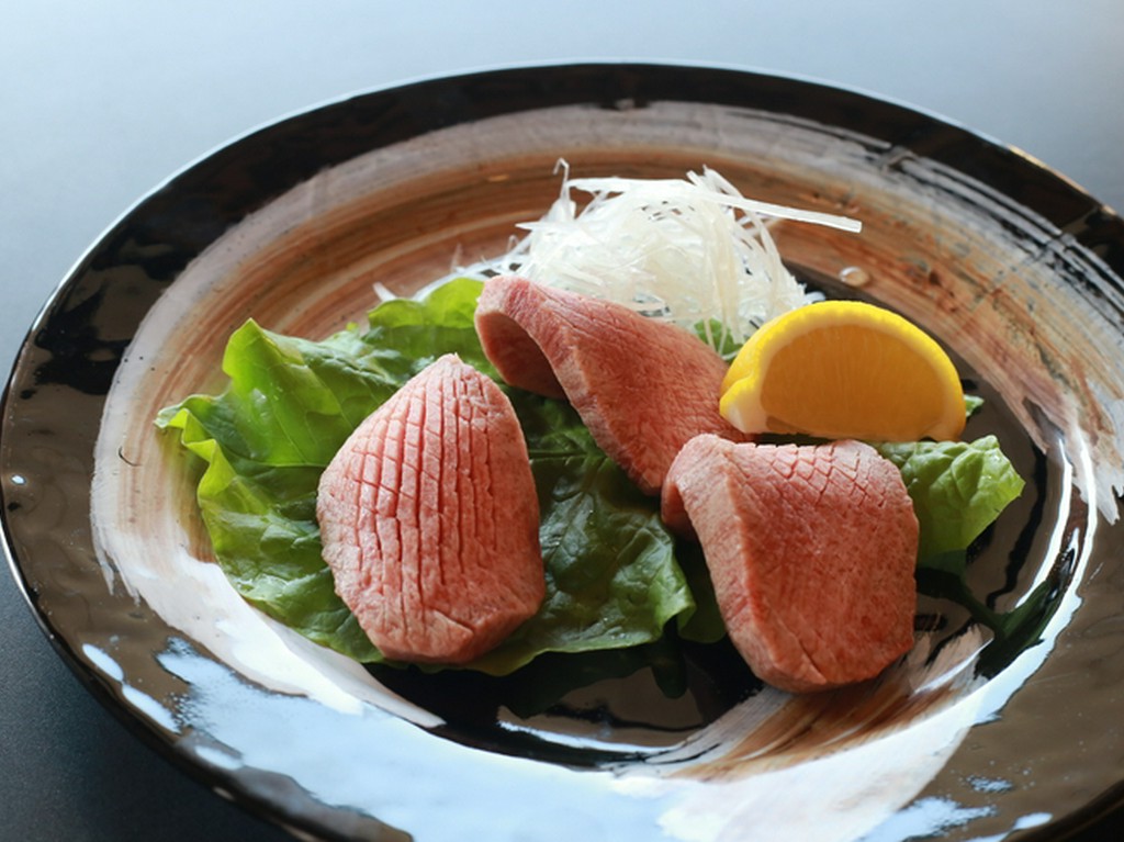 1枚から注文可能（1枚750円）見た目からは想像できない柔らかさを楽しめる『特製厚切りタン塩』