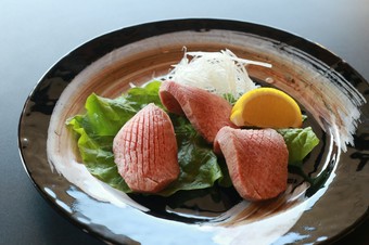 1枚から注文可能（1枚750円）見た目からは想像できない柔らかさを楽しめる『特製厚切りタン塩』