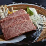 厚みのあるステーキはボリュームもたっぷり。一切れ食べるとわかる肉の質感。口の中にまろやかな旨みが広がる味わい深い一品です。お店にいらっしゃった際には是非ともご賞味ください。