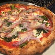 ナポリの冬のお野菜で菜の花のような風味がする冬限定のpizza