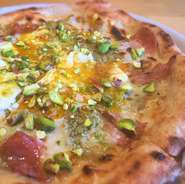 シチリア産のピスタチオペーストを使用したpizza
半熟卵との相性が抜群です！！