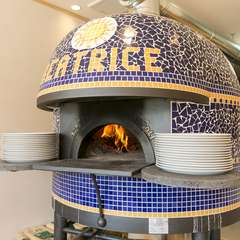 ナポリの職人が作った薪窯で焼きあげるピッツアが楽しめます