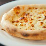 お店おすすめピッツア料理。パルジャミーノ、ゴルゴンゾーラ、モッツォレラ、パレッチョというチーズを使用しています。