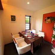 店内には4名が入れる個室があり、プライベートな空間で珠玉のイタリア料理が味わえます。記念日や会食など、いざという時はもちろん、家族での利用にもお勧めです。子ども向けメニューもリクエストできます。