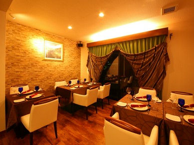 ジャズの流れるブラウンとグリーンが基調の大人の空間