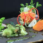 魚介類との相性がぴったりのパセリ・ニンニク・バターを合わせた香草バターでオーブン焼きした一品 ※コース・料理の内容はすべて、季節によって異なります。