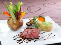 赤身の美味しさを引き出した『牛イチボ肉のグリル　ポルチーニ茸の焼きリゾット添え』