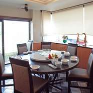 高級食材を使った料理から、『やきめし』や『ラーメン』、『すぶた』など親しみのある定番料理まで豊富にそろっています。大人から子どもまで、年齢を問わず楽しめるので、家族そろっての会食にもぴったり。