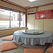 2～3階は個室になっており、5人～100人まで人数に合わせて利用できます。中華情緒あふれる落ち着ける個室は、接待やデートにもおすすめ。本格的な中華料理を堪能しながらの商談は、スムーズに運びそうです。
