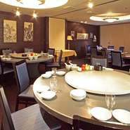 最大55人まで収容可能な洋室や最大50人まで収容可能なお座敷個室、最大100人まで収容可能な和室宴会場など、大型個室が充実。各種パーティーや宴会、2次会などいろいろなシーンで重宝するお店です。