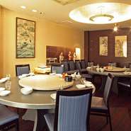 季節ごとに料理内容が変わるコース料理は、前菜からデザートまで付いたボリュームたっぷりのフルコース。2時間飲み放題付きなので、心置きなく料理とお酒を堪能できます。