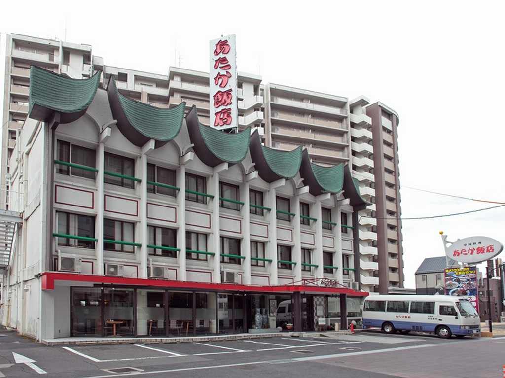 国道161号線沿いに聳える堂々とした外観