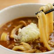 うどんは平麺フェットチーネ風でひかり用特注。国産小麦粉から厳選して天然水と天然塩を使用のコシのあるモチモチシコシコ、カレーうどんの為に出来たひかりうどんです。秘伝のスープは大人の「辛旨」