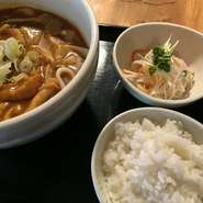 ランチタイムはお得な昼セットがオトク。
　　　　通常単品合計の半額。