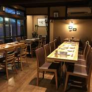 4名様より前日(定休日除く)までの予約のみ
4名様以上お電話にてご相談ください
1階 4～２８名様
貸切は16名様より4,500円以上のコース
※キャンセル・人数変更
「コース」は中１日前まで「貸切」は中２日前まで
※お子様(小学生以上)は大人と同額にて
※アレルギー等は対応できません
※カードでのお支払いは出来ません(現金にてお願い致します)