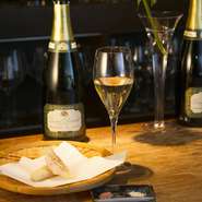 様々なタイプのシャンパーニュを、店主の気まぐれでバイザグラスにてご用意しております。
綺麗な気泡と気品ある飲み口で食事の幕開けをお楽しみください。