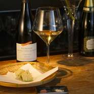 樽熟成＆マロラクティック発酵のシャルドネのニュアンスとバター感のあるアボカド、
ソーヴィニヨンブランとアスパラ、リースリングと海老、などなどソムリエが考案する様々なマリアージュを
お楽しみ頂けます。