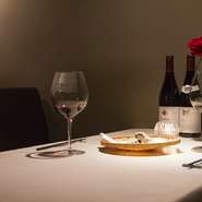 ソムリエが厳選した世界中のワインと季節野菜を中心とした天婦羅のマリアージュをお楽しみいただけます。
