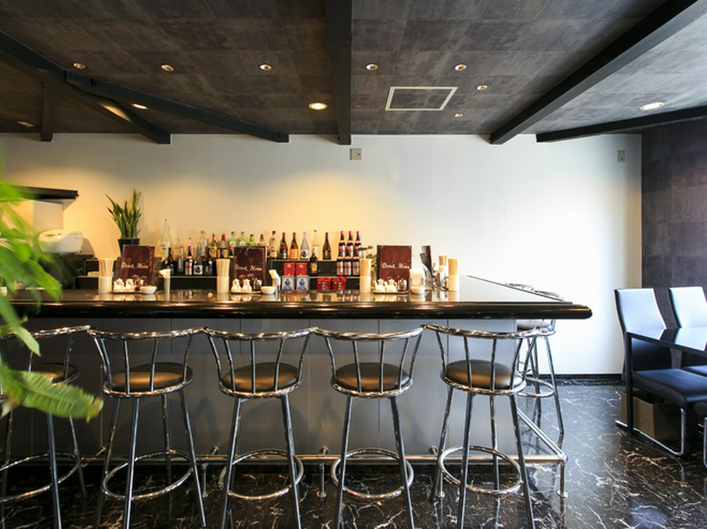 一人の時間も気軽に、カウンター席でのんびりと