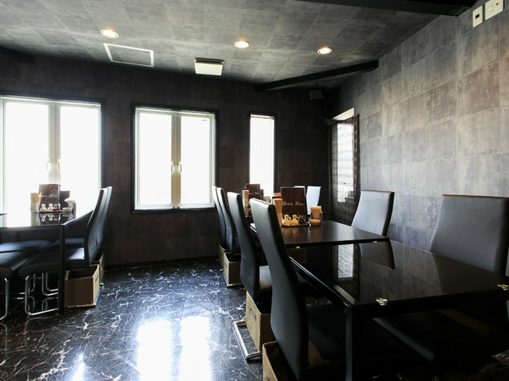 小グループでの利用におすすめ、3卓あるテーブル席