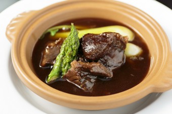 洋のテイストを中華風にアレンジ『牛ほほ肉の正油煮込み』