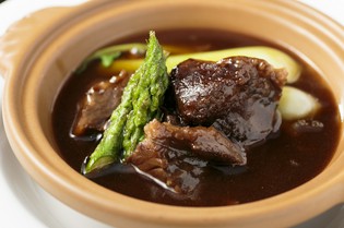 洋食定番の素材に新しい一面を見出した『牛ほほ肉正油煮込み』