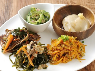 沖縄のお惣菜が5種盛られた人気メニュー『ふぁいみーるセット』