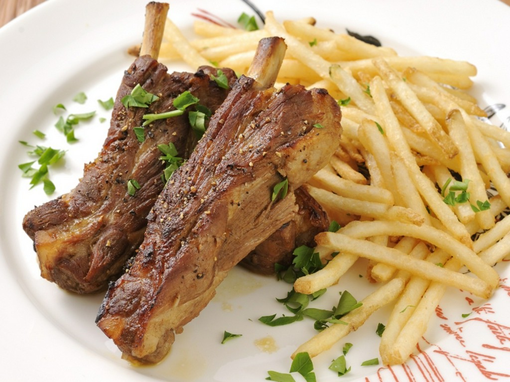 ナイフが要らないほどの柔らかさ『ソーキのオーブン焼き』