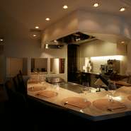 鉄板カウンターは厨房の中にいる料理長の手元を見ることが出来る特等席です。華麗な鉄板さばきを見ながらのお食事は時が経つのも忘れてしまいそう。人気の高い席なので予約をしてからの利用をおすすめします。