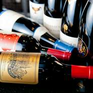 厳選ワインは常時30種類以上、高級ワインもグラスで楽しめます