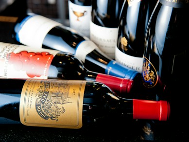 厳選ワインは常時30種類以上、高級ワインもグラスで楽しめます