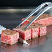 極上肉のステーキを鉄板焼でどうぞ！
迫力の臨場感をお楽しみくださいませ。