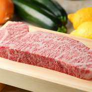 「神戸牛」のおいしさ際立たせる野菜は、日本各地から取り寄せ。いけすで鮮度管理をしている鮑や伊勢海老などは、その時期ごとに旬を迎えた産地より買い付けしているそうです。