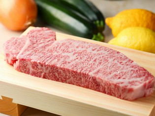 全国各地から届く新鮮な旬の野菜と、四季折々の贅沢な海の幸