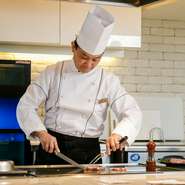 料理人とゲストが一体となり、心地の良い雰囲気をつくり出せることがモットー。鉄板焼ならではの醍醐味を存分に感じてもらえるサポートも大切にされています。