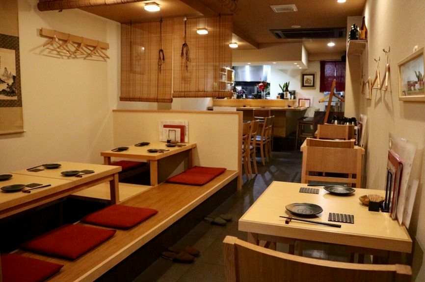 落ち着いた雰囲気の店内で、ゆったり和食を楽しめる居酒屋