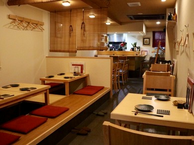 落ち着いた雰囲気の店内で、ゆったり和食を楽しめる居酒屋