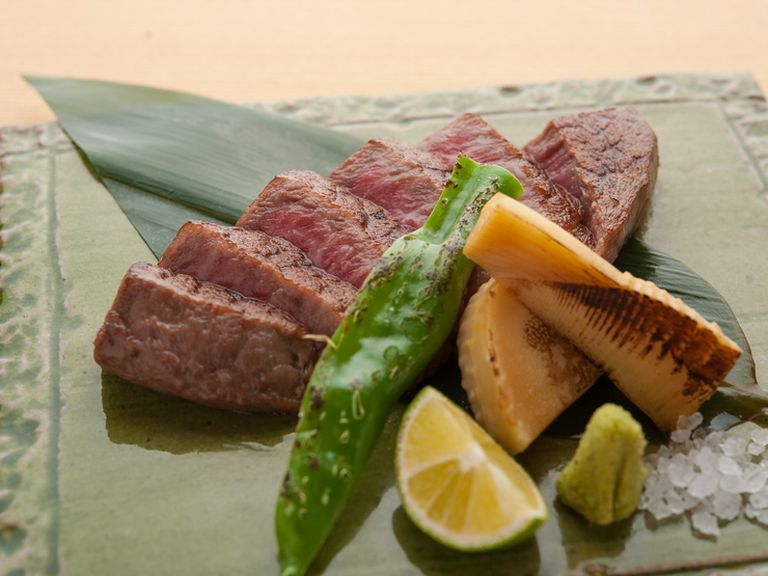 とろける柔らかさの『山形牛マルシンの炭火焼き』