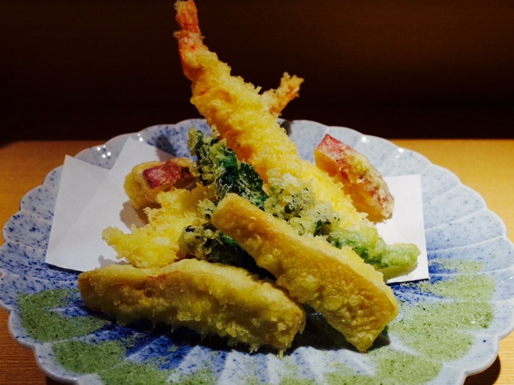 特大海老と野菜を盛り付けた『季節の天ぷら盛り合わせ』