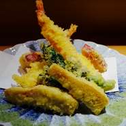 大きなエビをメインに、季節の旬の食材を天ぷらに。体にやさしい米油を使用してカラリと揚げてあります。