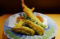 大きなエビをメインに、季節の旬の食材を天ぷらに。体にやさしい米油を使用してカラリと揚げてあります。