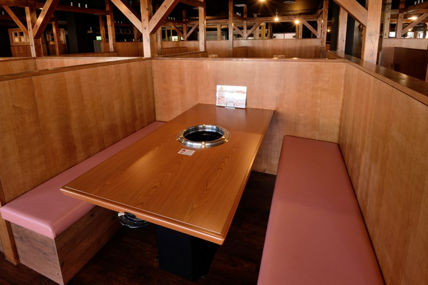 少し高めの仕切りで区切られた、個室感のあるテーブル席