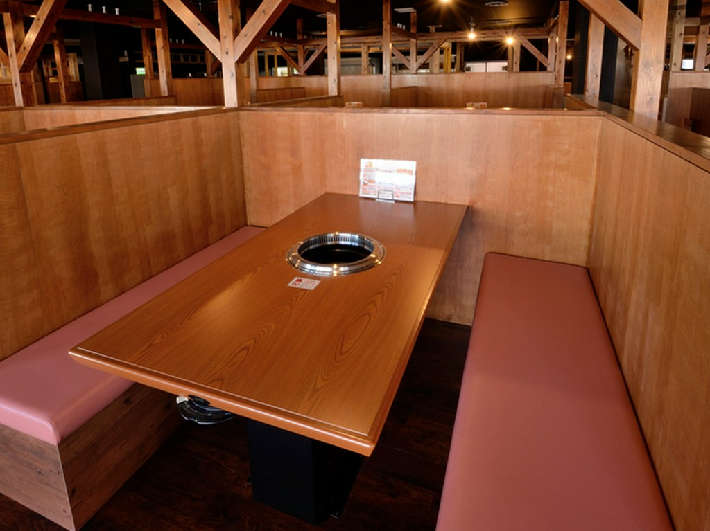 少し高めの仕切りで区切られた、個室感のあるテーブル席