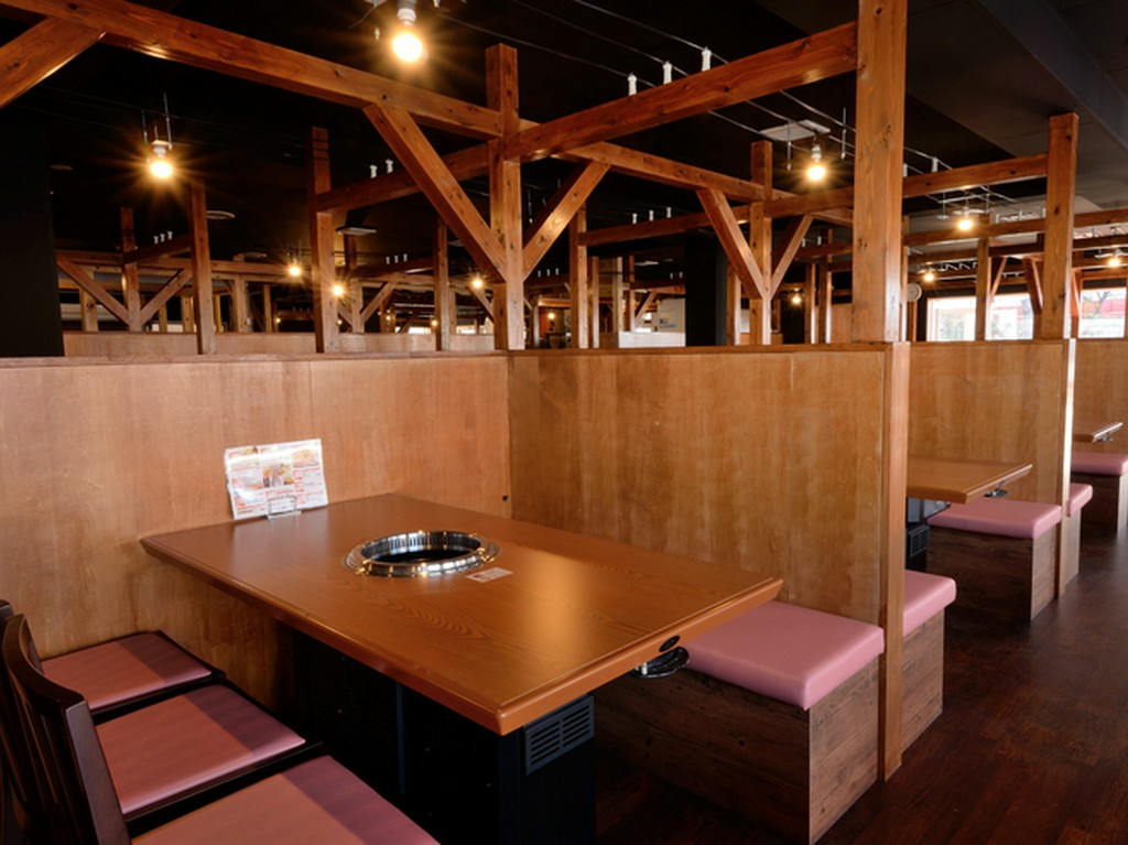 木の温もりを感じさせる優しい空間で、食べ放題の新年会