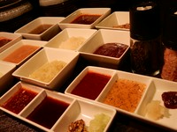 ・特製ネギ塩・さっぱり大根おろし・旨辛コチュジャン・まろやかガーリックバター・ピリ辛おろし柚子胡椒・さわやか葱わさび・ちょいのせ粒マスタード・ガツンとおろしニンニク・その場で挽ける！岩塩＆黒胡椒