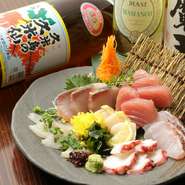 沖縄の生鮮マグロ漁獲量は、全国でもトップクラス。脂が乗っていて深い味わいがあるのが特徴です。そんな沖縄産のマグロと、築地で仕入れた旬の魚の盛り合わせ。しっかりしまった身が、鮮度のよさを物語っています。