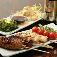 ナンコツや大粒のレバー、プチトマトなど、人気の串焼きの盛り合わせ。一皿でいろいろな種類を楽しめるので、多くの方がオーダーされます。中でも琉球つくねは、朝おろしたての新鮮な鶏肉を使って店で作る自信作。