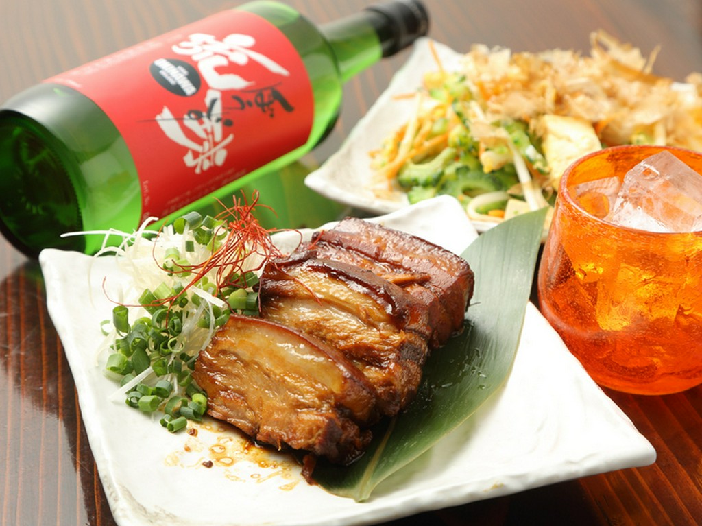 脂身の甘みと、お箸で切れるやわらかさが魅力の『ラフテー』